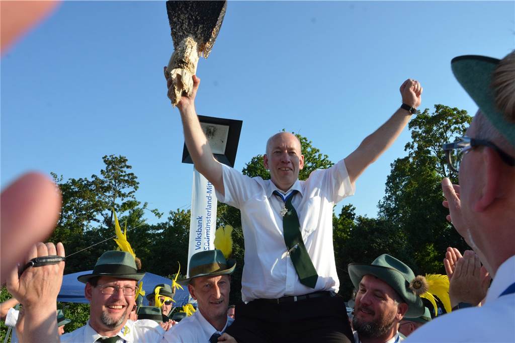 Markus Ernst ist neuer Oberst der Schützengilde Haltern Klaus Lehmacher jubelt nach dem Königsschuss.
