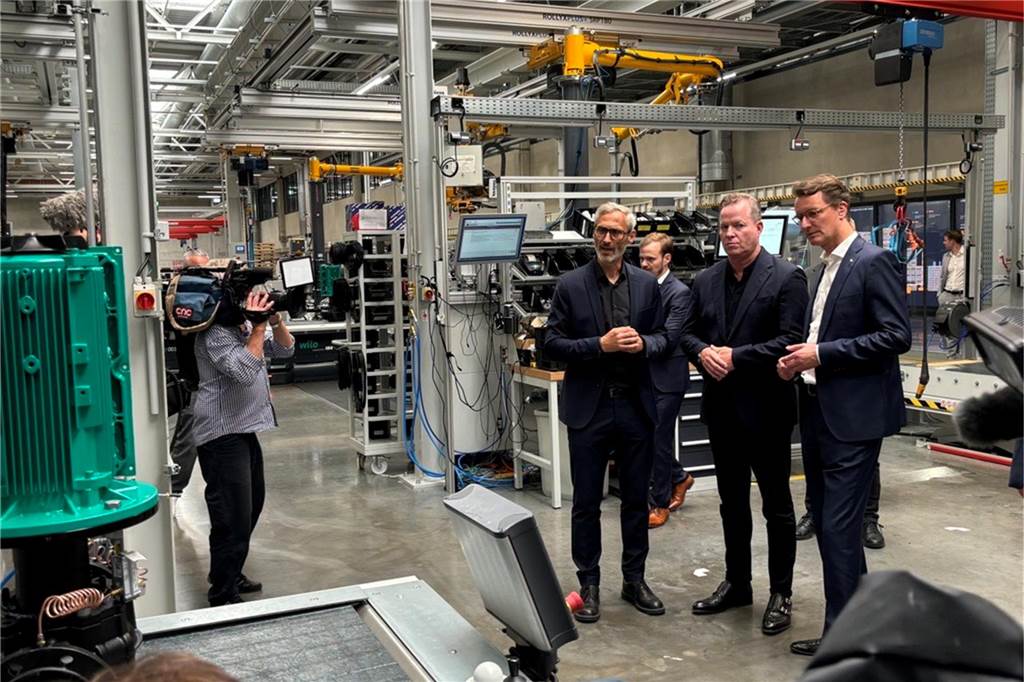 Wärmepumpenkrise: Wilo kürzt Arbeitszeiten für Produktionsmitarbeiter Im Juni besuchte der NRW-Ministerpräsident Hendrik Wüst (rechts) die Produktion bei Wilo und ließ sich von Oliver Hermes (mitte) durch die Hallen führen.