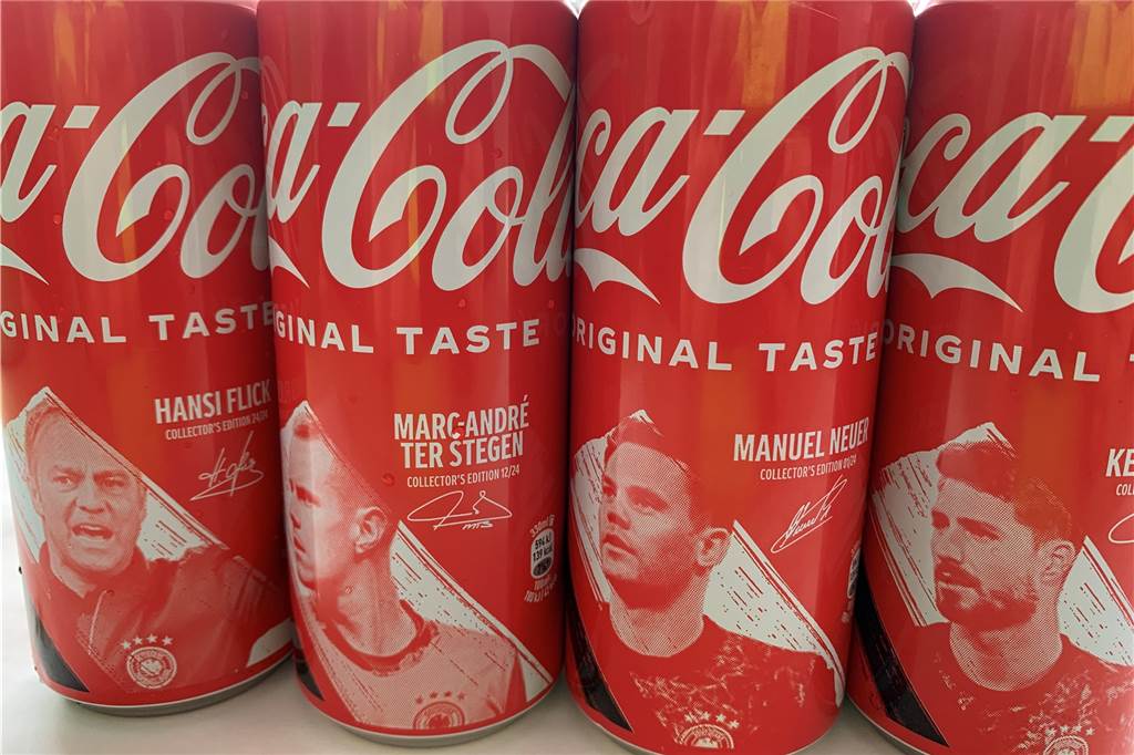 Dosen aus Dorsten: Der WM-Kader von Coca-Cola steht WM-Dose Coca-Cola