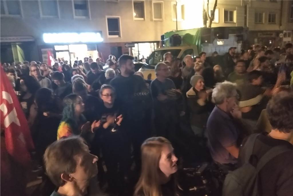 Rund 2000 Demonstranten: Neonazis und Gegenprotest sorgen für Polizeigroßeinsatz Im Kaiserviertel war es richtig voll.
