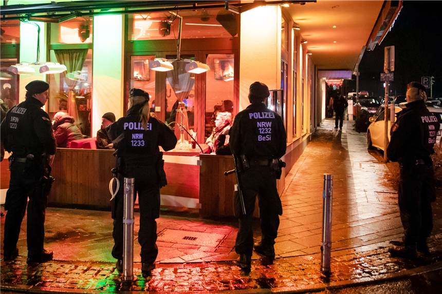 140 Jahre Haft, 1,8 Millionen Euro beschlagnahmt: Großer Erfolg im Kampf gegen NRW-Clans Im Kampf gegen Clans in NRW ist laut Justizminister Biesenbach ein großer Erfolg gelungen.