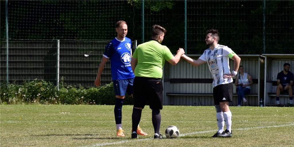 Nächster Zugang: VfK Weddinghofen will mit schnellem Flügelstürmer vom VfL Kamen zurück in die A2 Im Kampf um den Klassenerhalt sieht es für den VfK Weddinghofen und Spielführer Tolga Civak (r.) - er begrüßt hier Schiedsrichter Jason Jaskulski und Herringens Eduard Lorengel - noch ganz gut aus.