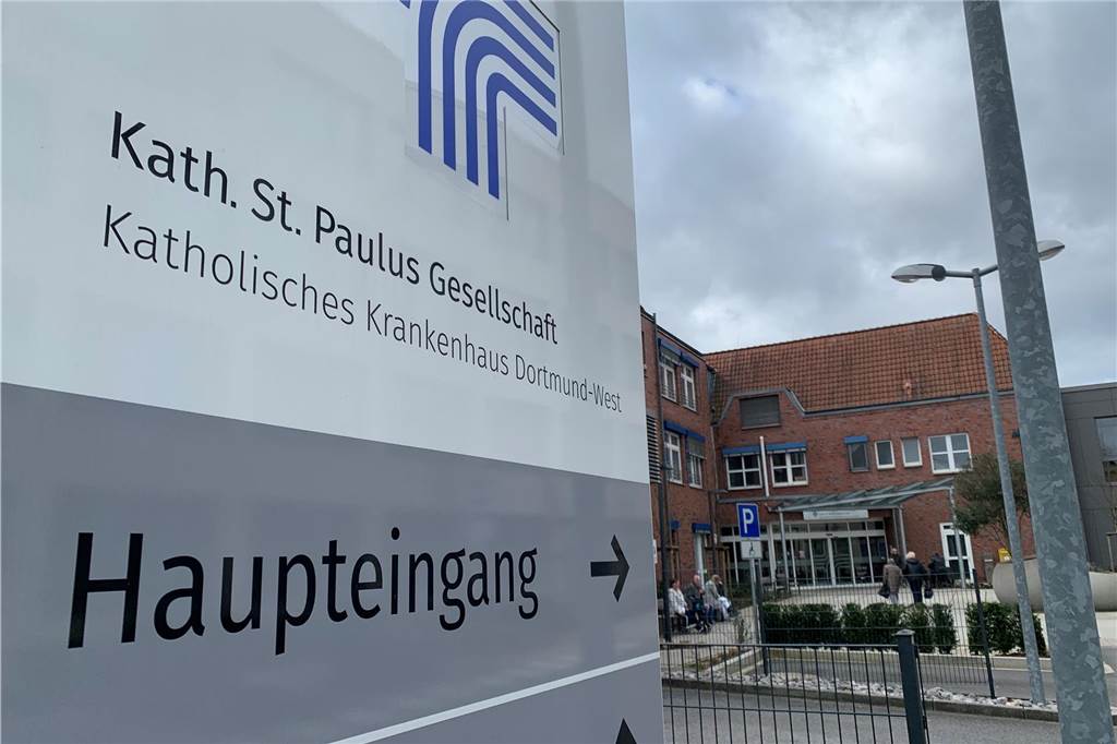 Klinik-Chef zur Bewegungsbad-Schließung: „Konzentration auf Kernaufgaben“ Abgebildet ist ein Wegweiser zum Haupteingang des Katholischen Krankenhauses Dortmund-West in Kirchlinde, das im Hintergrund zu sehen ist.