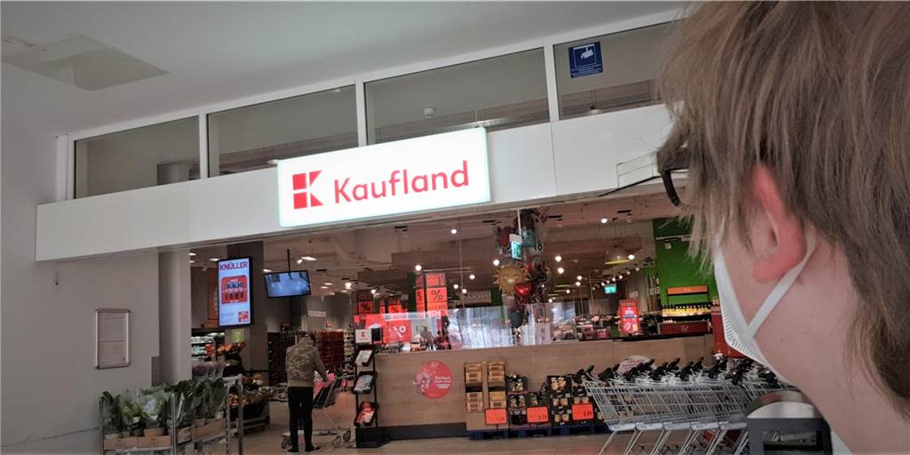 Angeschrien und beleidigt: Verkäuferin über Alltag im Kaufland Castrop Person schaut in Richtung Eingang des Kauflandes Castrop-Rauxel.
