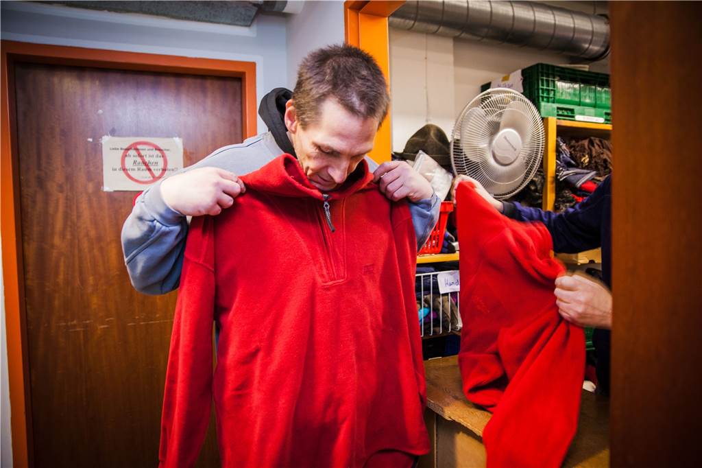 Dortmunder Obdachlosen-Krankenschwester erzählt: „Angst darf man in dem Beruf nicht haben“ Im Keller der Diakonie gibt es eine Kleiderkammer. Aus ihr erhalten die Obdachlosen Klamotten, gerade wenn es kalt ist.