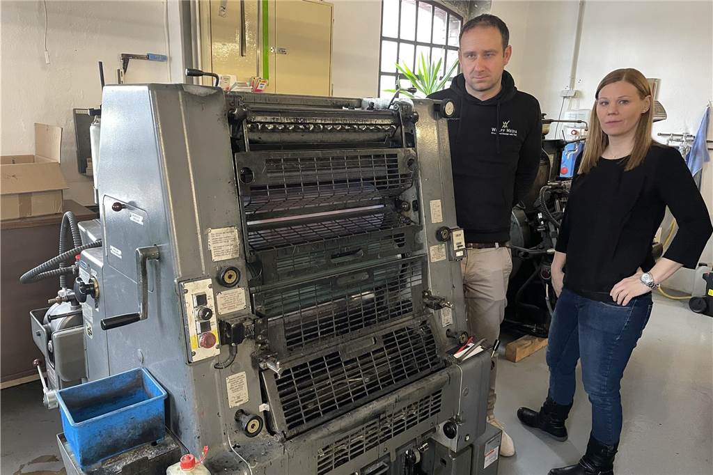 Inhaber der „Druckerei Wulff“ investieren viel Geld in neue Technik Daniela Wippermann und Markus Kinert stehen an einer alten Druckmaschine in ihrer Firma in Lütgendortmund.