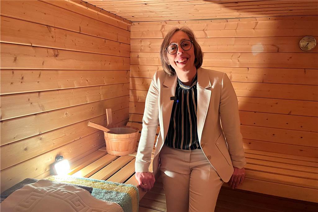 Rosemarie Franzen zeigt freistehendes Haus für 449.000 Euro Rosemarie Franzen in der Sauna, die sich im Keller befindet.