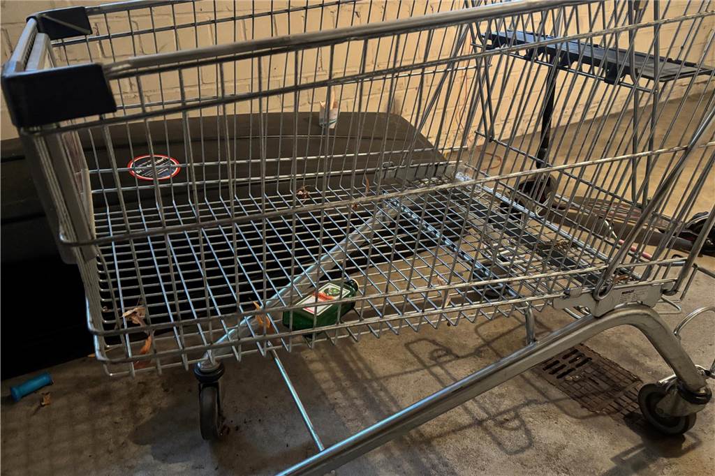 Wenn Mieten zum Kleinkrieg wird Im Keller steht ein Einkaufswagen. Bis auf eine Jägermeister-Flasche ist er leer.