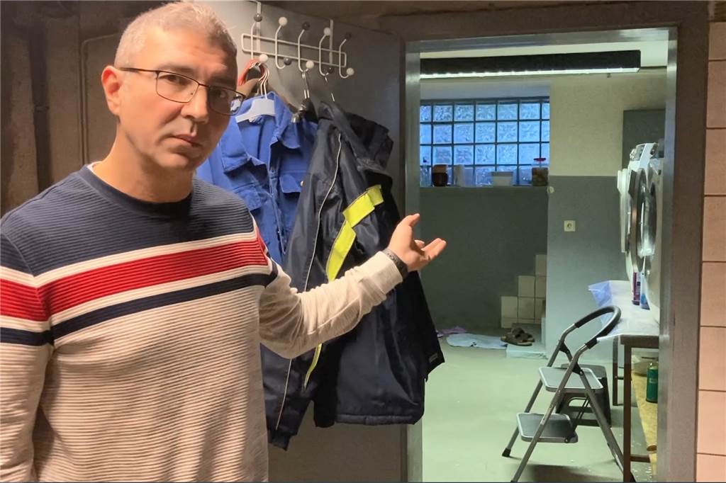 Vier Monate nach Hochwasser in Lünen: Schäden noch lange nicht beseitigt Im Keller von Familie Altintas kam das Wasser durch die Wände und Versorgungsleitungen herein. Kniehoch stand es und zerstörte unter anderem Waschmaschine, Trockner und die Heizung. Die neuen Elektrogeräte hat die Familie jetzt noch höher gestellt in der Hoffnung, dass die das nächste Hochwasser besser überstehen.