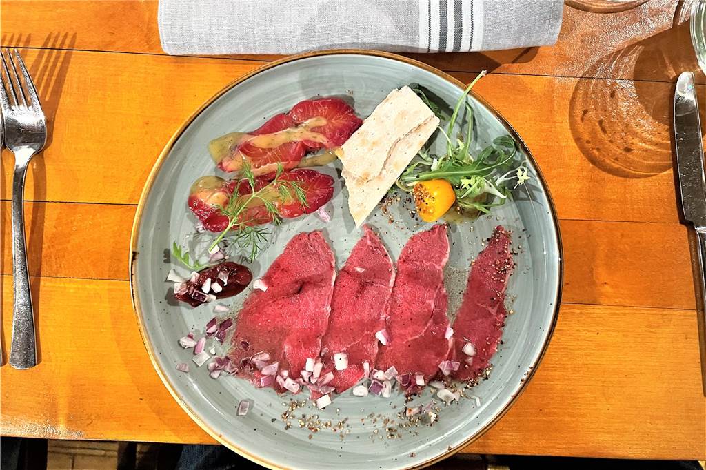 Menükarussell 2023: Bekannte Restaurants und ein Neuzugang dabei Im Kerstins gab es im vergangenen Jahr eine Vorspeise aus Carpaccio vom Lappland-Elchrücken und Rote Bete gebeiztem Lachs.
