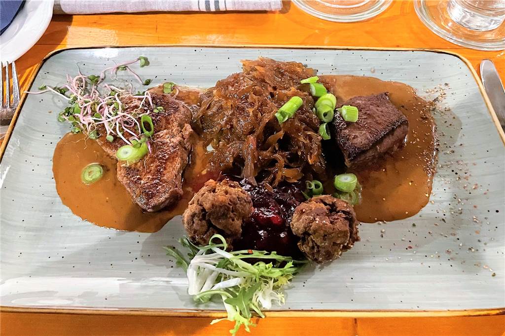 Kerstin Scheufen-Hanke setzt in ihrem Dortmunder Restaurant weiter auf 2G+ Im "Kerstins" wird westfälische mit nordischer Küche kombiniert. So gehört auch Island-Lamm wie beim Menü-Karussell zur Speisekarte.