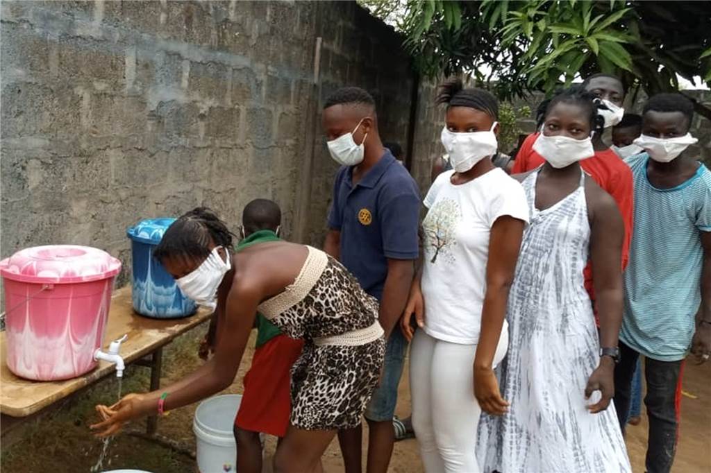 Erst Ebola, jetzt Corona: Gudrun Gerwien fürchtet um Sierra Leone Im Kinderheim Home of Hope" gibt es eine Station zum Händewaschen - in Sierra Leone eher eine Seltenheit.