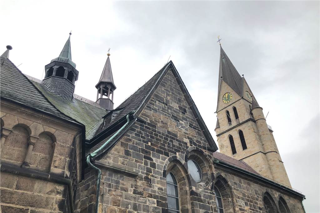 Fünf Glocken läuten in St. Lambertus, es sollen noch mehr werden Im Kirchturm hängen fünf Glocken, in den beiden Reitern sollen 2021 auch wieder Glocken installiert werden.