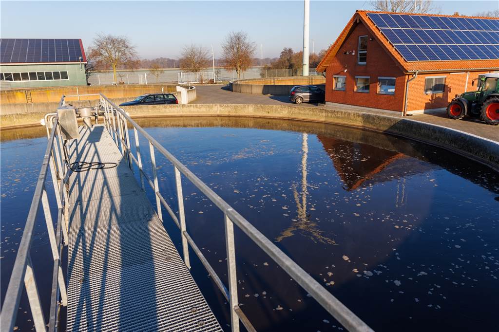 Im Klärwerk in Wichum wird das Schmutzwasser gereinigt. Für den Betrieb ist viel Energie notwendig, die die Gemeinde einkaufen muss.