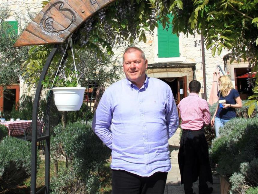 Mit Jules Vernes «Mathias Sandorf» durch Triest und Istrien Im kleinen Ort Buje bestätigt Guido Schwengersbauer, dass nahe seiner «Casa Romantica La Parenzana» eine von alters her genutzte Straße vorbeiführt. Foto: Michael Juhran