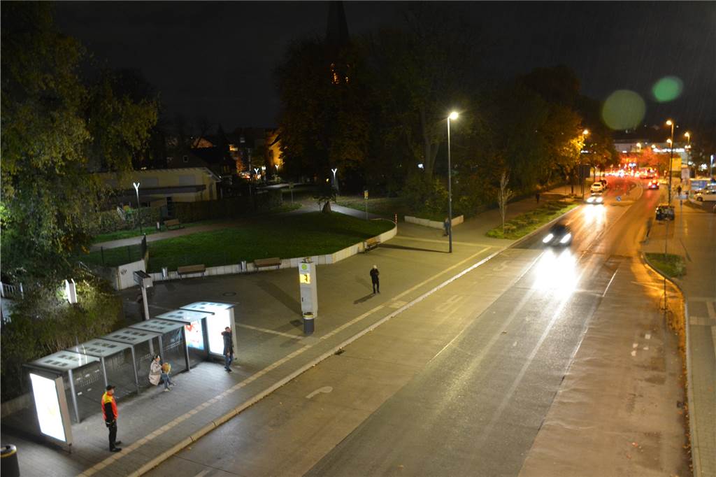 Angstraum Bahnhof Hörde: Wo dubiose Männer Frauen auffordern, ins Auto zu steigen Im kleinen Park an der Hörder Bahnhofstraße ist es abends relativ dunkel.