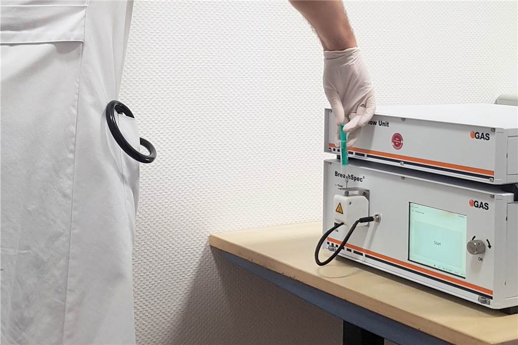 Der Google-Konzern interessiert sich für eine Erfindung aus Dortmund Im Klinik Dortmund wird die „elektronische Schnüffelnase", wie sie Direktor Dr. Schaaf bezeichnet, bereits erprobt. Das Gerät untersucht die Atemluft von Corona-Patienten.