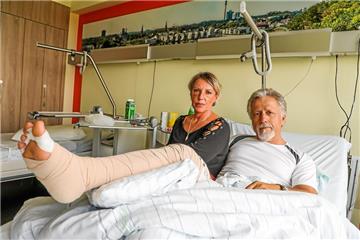 Im Klinikum Nord wurde Semih Ceviker nach seinem Oberschenkelbruch behandelt. An seiner Seite: Freundin Bettina Jackowski.