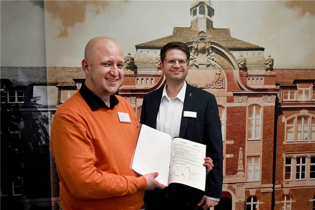 Im Klinikum Vest treten in den nächsten Wochen 50 Pflegekräfte vom Balkan ihren Dienst an. Integrationsmanager André Janitschek (l.) und Pflegedirektor Christian Fehr stellen das Eingliederungskonzept vor. (Fürs Foto wurde die Masken kurzzeitig abgenommen.)