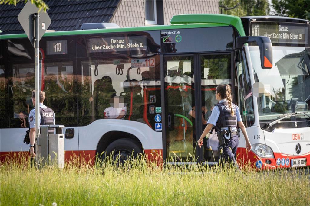 Dortmunder wehrt sich gegen Haltestelle vor seinem Eigenheim Regelmäßig kommt es am Freibad in Deusen zu chaotischen Situationen.