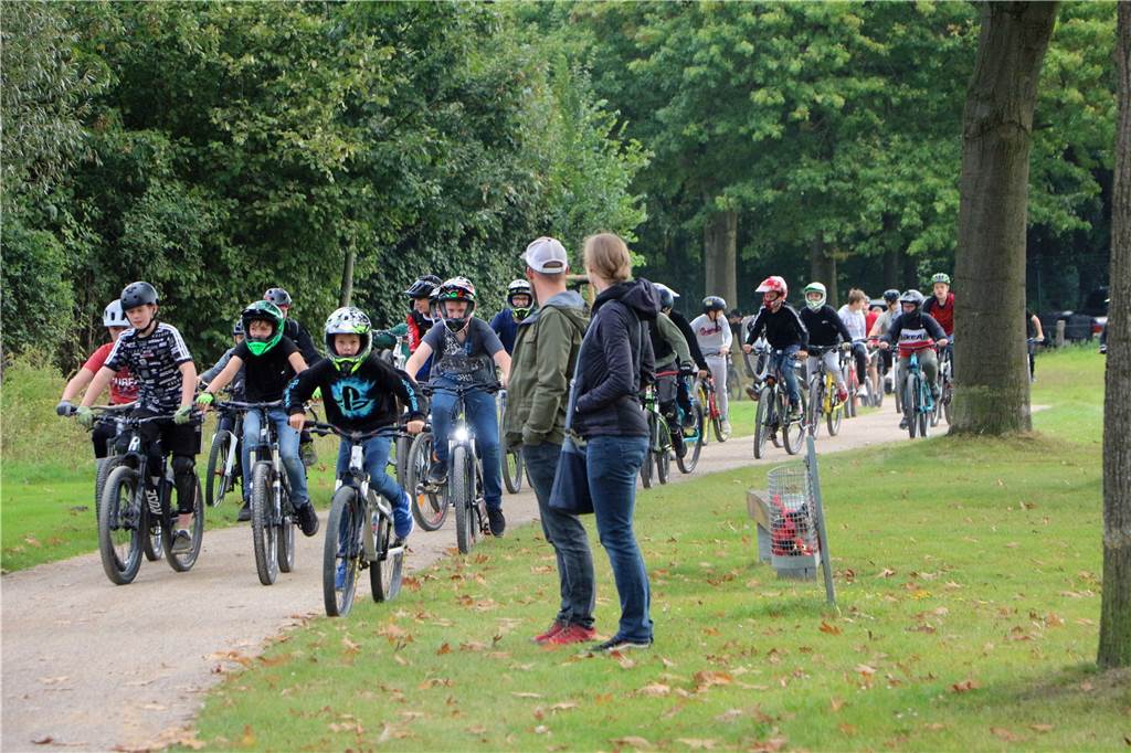 Tipps und Tricks vom Profi: Marc Diekmann nimmt junge Biker mit über die Rampen Im Konvoi wurde der Stargast des Tages zum Bikepark geleitet.
