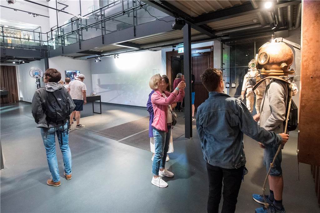 Besucher bei der Extraschicht 2023 im Schiffshebewerk Henrichenburg in Waltrop.