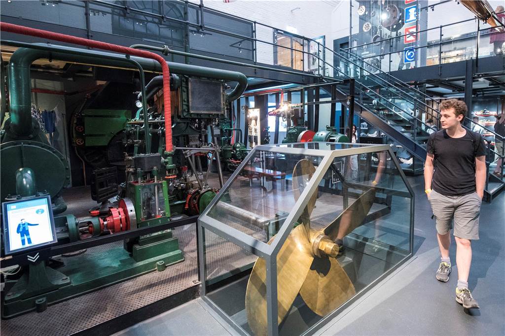 Besucher bei der Extraschicht 2023 im Schiffshebewerk Henrichenburg in Waltrop.
