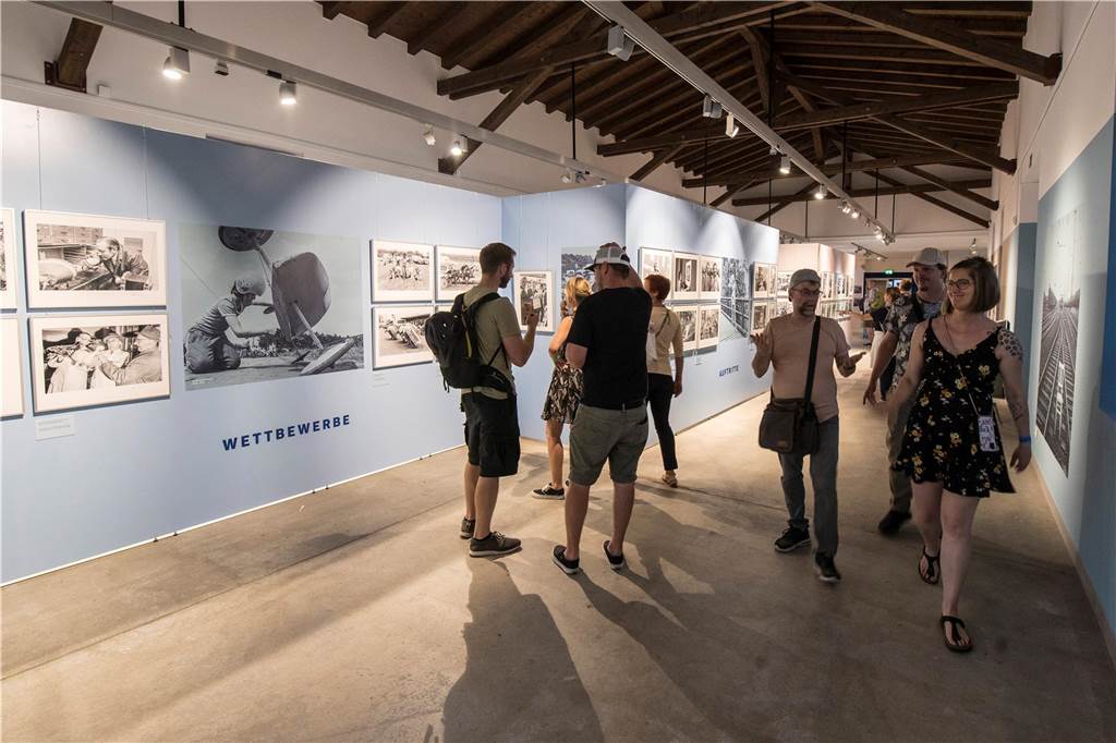 Besucher bei der Extraschicht 2023 im Schiffshebewerk Henrichenburg in Waltrop.