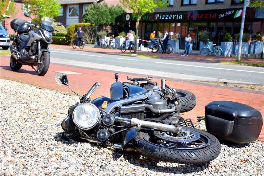 Motorradfahrerin und Rollerfahrer prallen auf der Bahnhofstraße zusammen Im Krankenhaus endete am Sonntagvormittag eine Motorradausfahrt: Eine 56-jährige Frau aus Gronau und ein 17-jähriger Rollerfahrer aus Heek waren auf der Bahnhofstraße zusammengeprallt.