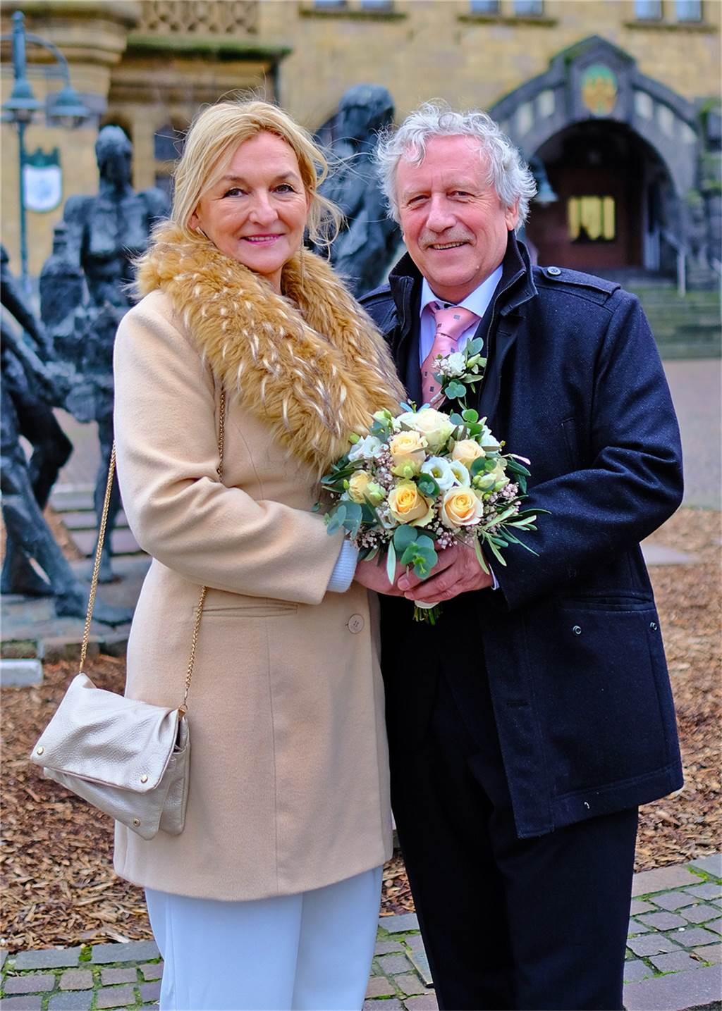 Das Brautpaar Grazyna Morawietz und Rolf Steffes vor dem Rathaus in Recklinghausen