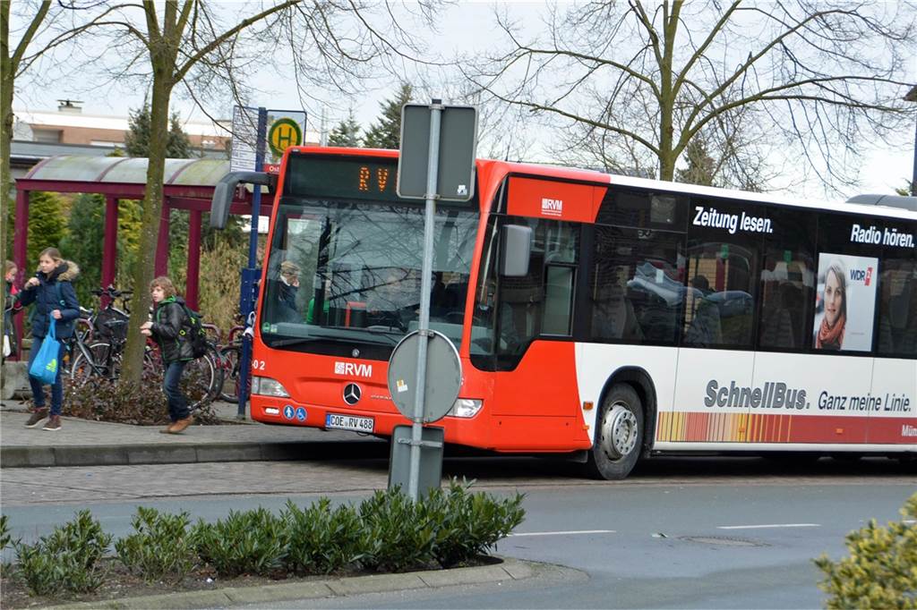 Olfens Bürgermeister fehlt Konzept für Schüler beim 49-Euro-Ticket Im Kreis Coesfeld, hier ein früheres Bild aus Olfen, fahren in der Regel die Schulbusse der RVM.