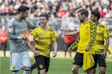 Im Kreis der Etablierten: Dortmunds neuester Bundesliga-Debütant Sergio Gomez (M.) erhält nach dem Schlusspfiff des Bundesliga-Sieges gegen den VfB Stuttgart Zuspruch von Roman Bürki (l.), Kapitän Marcel Schmelzer (2.v.r.) und Mahmoud Dahoud.