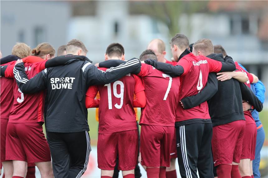Ein Spieler von Arminia Ickern bekommt Rotsperre, die das Trainer-Konzept durcheinander bringt Im Kreis: die Kreisliga-A-Fußballer des SC Arminia Ickern.