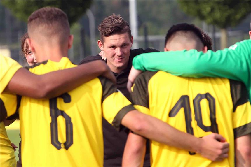 Vor Endspiel gegen Bayern steht Trainer Geppert im Fokus Im Kreis seiner Spieler: Die U17 hört auf Sebastian Geppert - und der Coach hat ein offenes Ohr für seine Spieler.