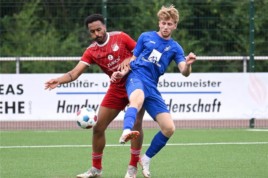 „Ein Halterner Junge, der über eine gute Ausbildung verfügt“ Max Fiehe vom TuS Sythen im Zweikampf um den Ball mit Kevin Tshimanga-Dilangu von RW Deuten