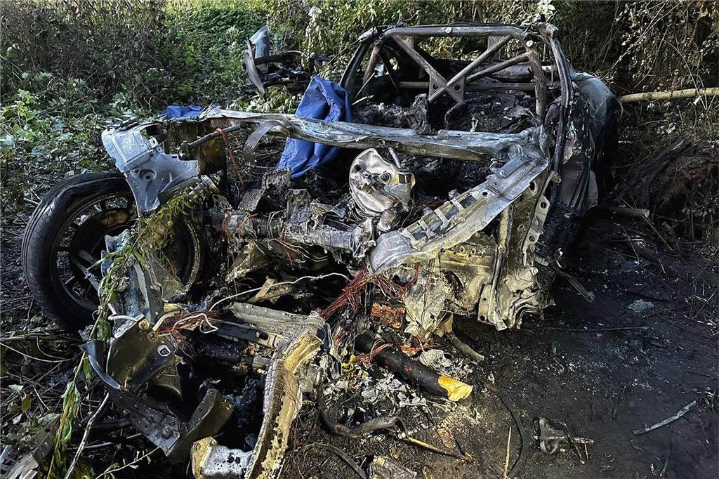 Im Kreuz Dortmund/Unna von A44 und A1 liegt das Wrack des möglicherweise an einem illegalen Autorennen beteiligten Porsches.