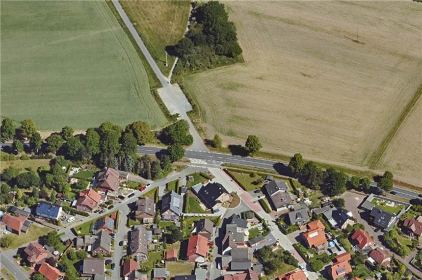 Gefährliches Überholmanöver: Kradfahrer in Hullern schwer verletzt Im Kreuzungsbereich B58/Borkenbergestraße (Bildmitte) ist am Sonntag ein Kradfahrer mit einem Auto zusammengestoßen.
