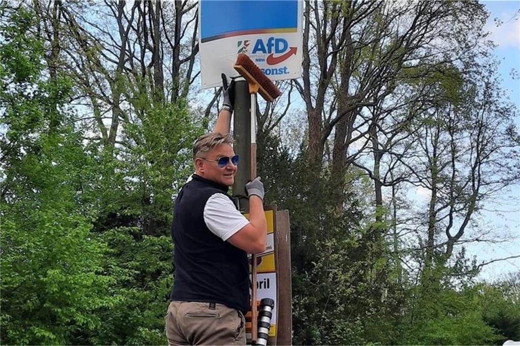 „Björn Höcke ist nicht das Problem“: Die AfD marschiert stramm nach ganz rechts Daniel Zerbin hängt Wahlplakat der AfD auf.