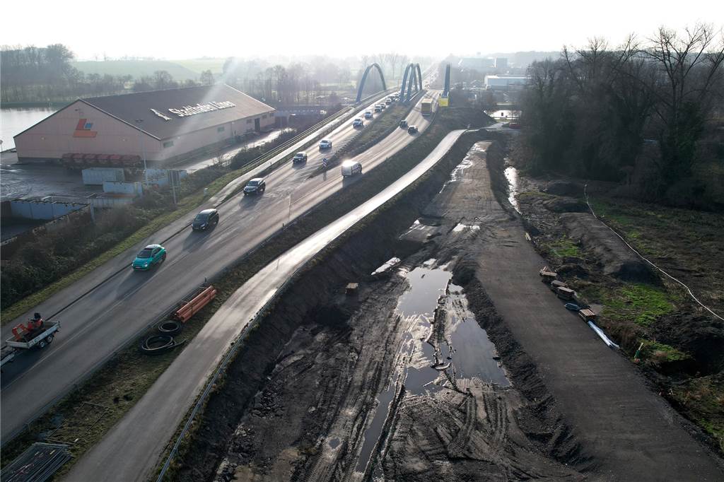 Winterpause für Baustelle an B54 endet - Ausblick auf Baujahr 2022 Im Laufe des Jahres 2022 werden die Arbeiten für den eigentlichen Ausbau der B54 auf vier Spuren beginnen. Für Autofahrer wird es in Abschnitte Einschränkungen geben.