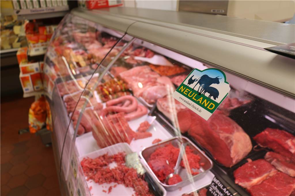 Im Lebensmittelgeschäft von Clemens Overmann gibt es seit mehr als 30 Jahren Neuland-Fleisch. Die Tiere werden artgerecht und nach bestimmten Qualitätsmerkmalen gehalten.
