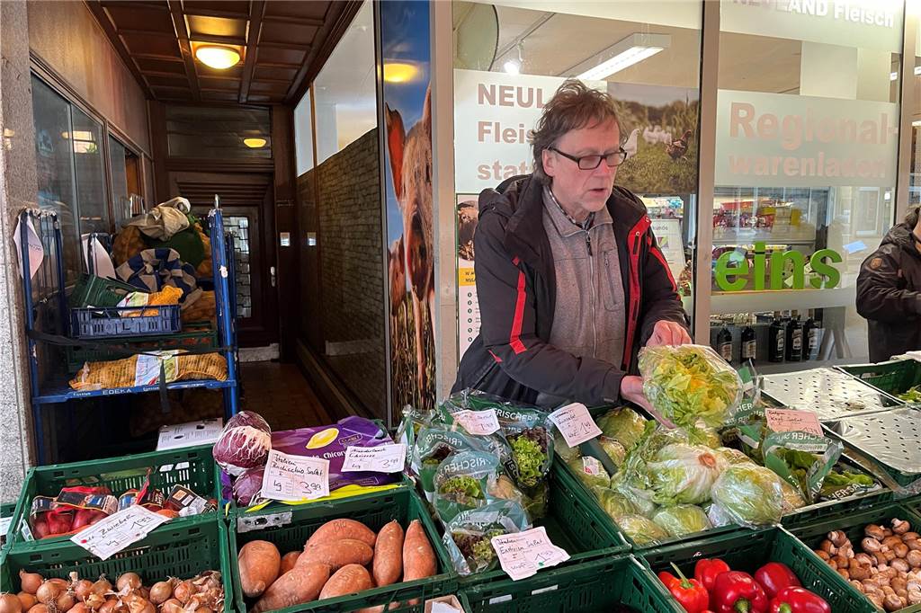 Stephan Seidel versucht es vegan: Werner macht beim Veganuary mit Im Lebensmittelgeschäft von Clemens Overmann in der Werner Innenstadt sind vegane Ersatzprodukte selten im Sortiment. Gemüse wird im Januar aber vermehrt verkauft.