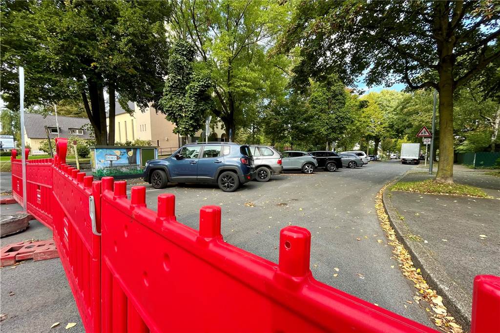 B1-Vollsperrung legt Handel lahm: In Geschäften an der Bundesstraße brechen Umsätze ein Im letzten Abschnitt der Oberen Brinkstraße hat die Stadt Dortmund fünf Extra-Parkplätze für Kunden der Geschäfte ausgewiesen. Dahinter war noch Platz, den Autofahrer am Freitag ebenfalls in Beschlag genommen haben.
