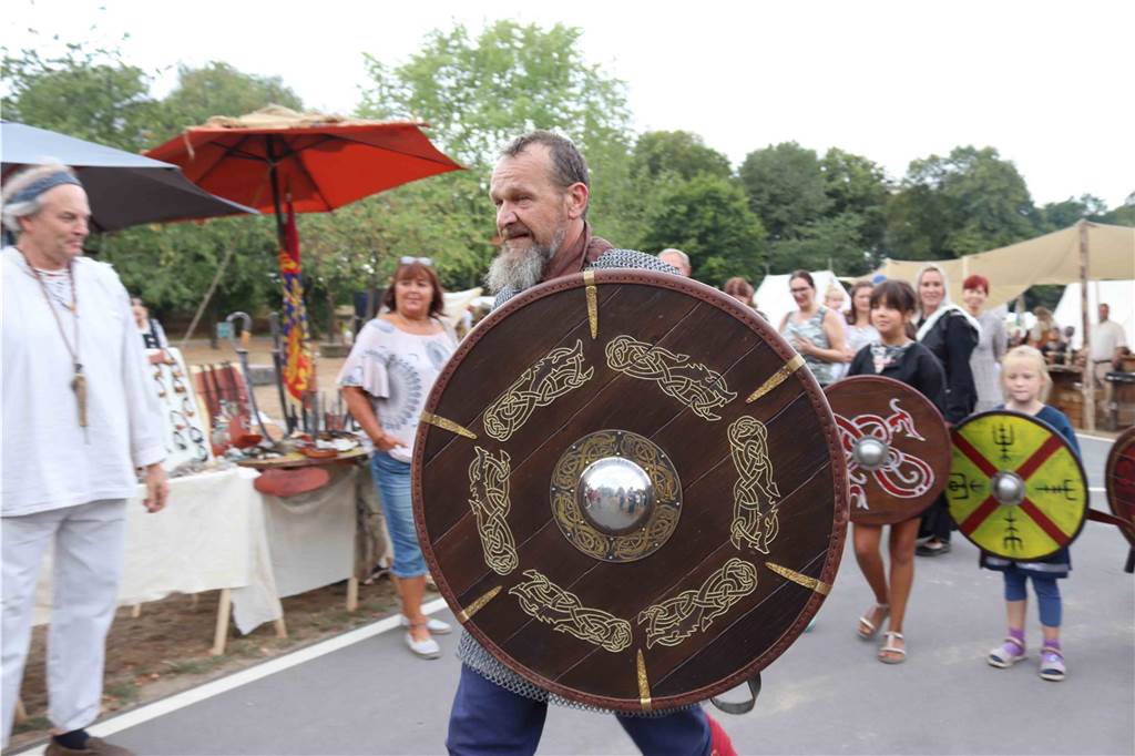 Mittelaltertreiben: Kostenlos in die Welt der Ritter und Minnesänger Mann mit Schild auf dem Mittelaltermarkt