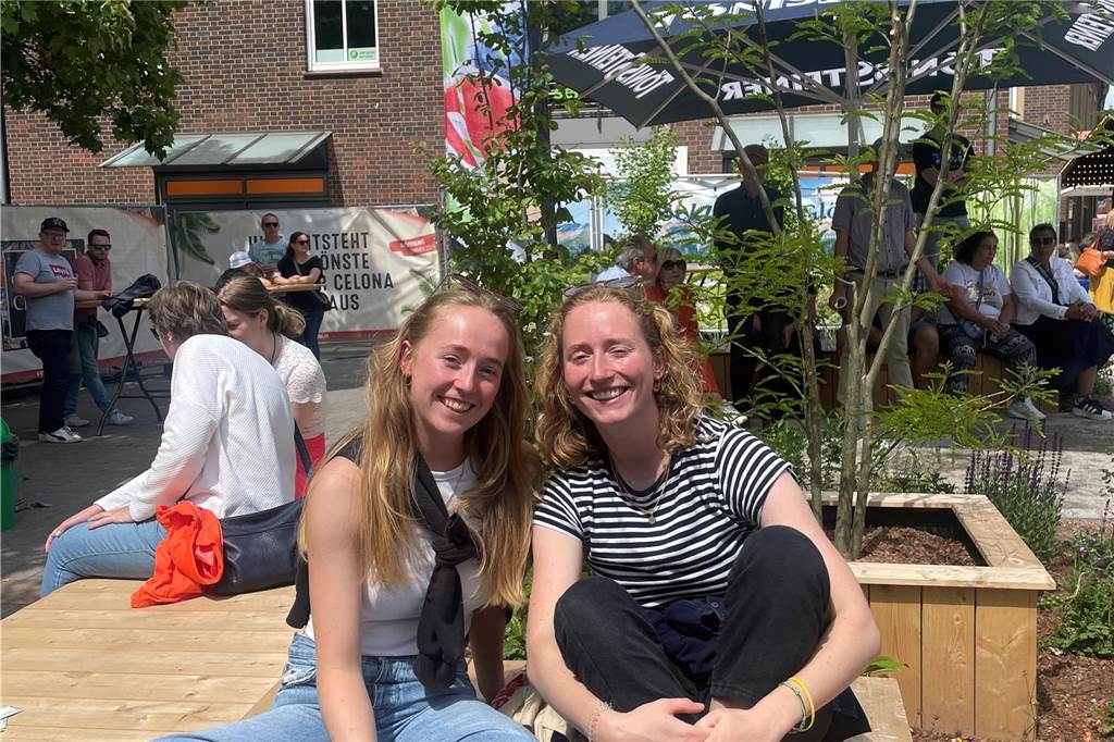 zwei Besucherinnen genießen die Sonne beim Ahauser Stadtfest