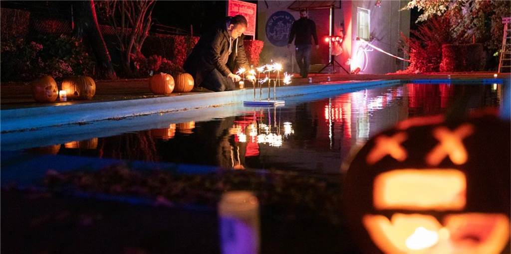 Grusel-Fest kommt wieder ins Freibad Derne – und lockt mit „Überraschungs-Event“ Kürbisse vor einem Schwimmbecken