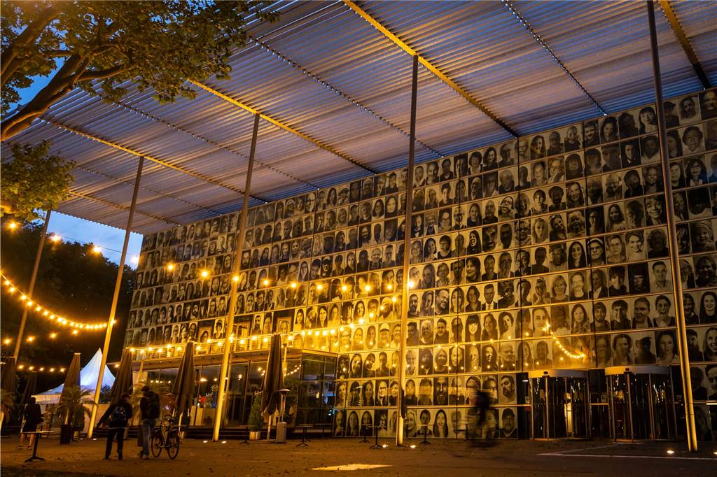 „Die Ruhrfestspiele finden statt - nur in anderer Form“ Im letzten Jahr waren die Ruhrfestspiele ausgefallen. Stattdessen hingen für ein Projekt des Künstlers JR Porträts von Besuchern und Darstellern am Haus.