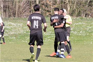 Im letzten Spiel gegen den FC Leusberg bejubelten die Spieler der DTSG Herten den Treffer von Mohamed Bamba (r.).