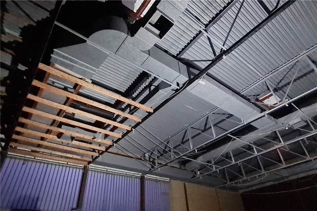 Millionen-Projekt Turnhalle: Zeitplan steht – Decke als Knackpunkt Im Lichtkegel der Taschenlampe sieht man, dass die Hallendecke bereits komplett zurückgebaut wurde.