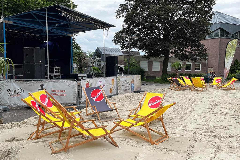 Im Liegestuhl im Sand vor der Bühne liegen und der Musik folgen kann man bei "Selm karibisch" auf dem Willy-Brandt-Platz.