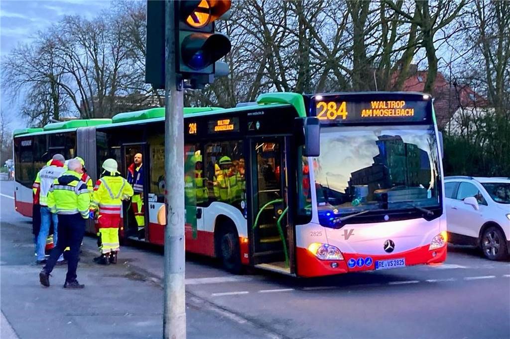 Busfahrer sorgte für schnelle Hilfe bei Feuer: Ehrung für Ismail Baser Der Linienbus der Vestischen steht an der Ampel und wird zur Evakuierung der Brandopfer genutzt.